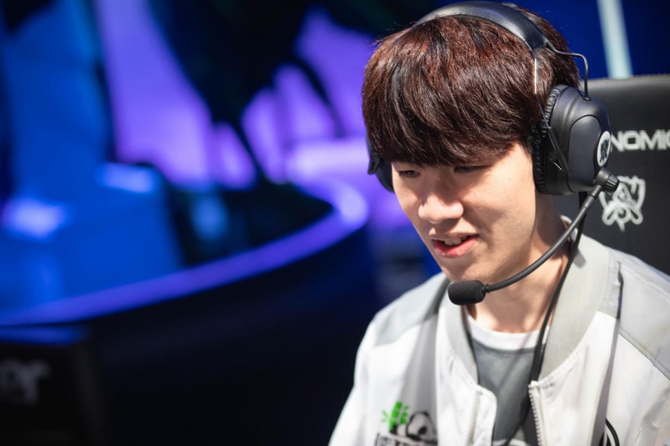 Royal Never Give Up 击败了 Oh My God ， Bilibili Gaming 以 2：1 战胜了 Weibo Gaming ，在 LPL 第二分区 2025